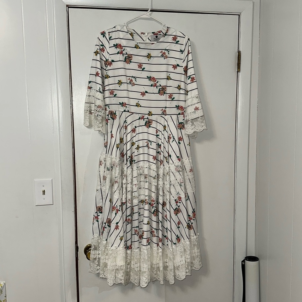 Dainty Jewells floral with lace dress. Perfect condition